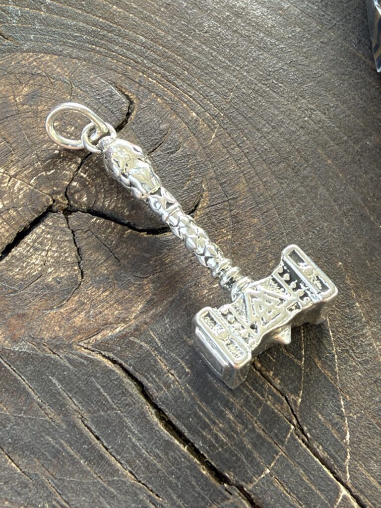Handgemaakte Thorhamer hanger met bewerkt handvat op hout