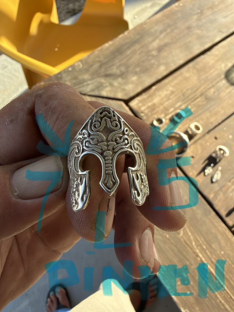 Opengewerkte hanger met gegraveerde sierlijnen, originele atelierfoto