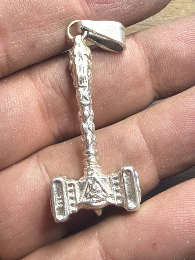 Detail van de Thorhamer hanger in de hand van de maker